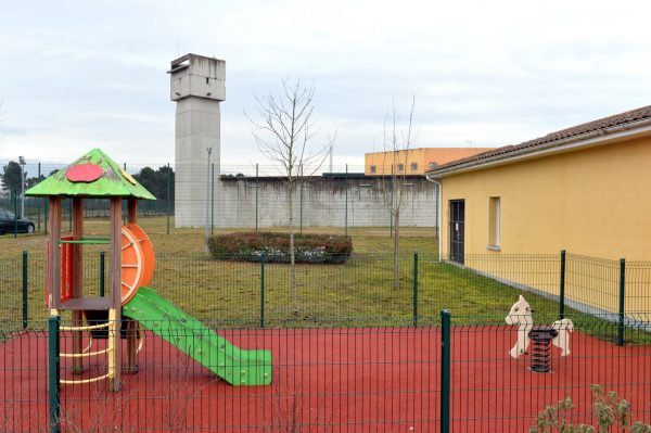 CENTRE PENITENTIER DE MONT DE MARSAN RESPECT EST UN DISPOSITIF EN TEST DEPUIS 1 AN ET PROPOSE AUX DETENUS C'EST UN CONTRAT DE RESPECT ET DE CONFIANCE EN ECHANGE DE 25 H D'ACTIVITE ET BON COMPORTEMENT CONTRE LA CLEF DE SA CELLULE DANS LE CADRE DE 2 BLOCS ENTRE 7H ET 18 H. l'OBJECTIF ETANT DE DIMINUER LE STRESS, LA VIOLENCE CARCERALE DES DETENUS MAIS AUSSI DU PERSONNELS PENITENTIERS.